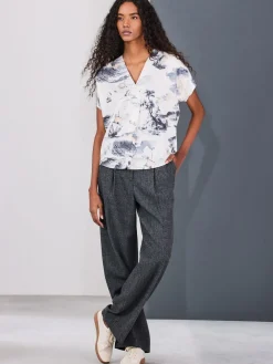 - Blouse met V-hals en korte mouwen*Next Sale