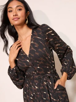 - - Getextureerde midi-jurk met lange mouwen, strikceintuur en knoopsluiting*Friends Like These Online