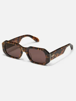 - Hyped Up Sunglasses*QUAY Outlet