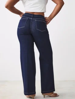 - Jeans met zandloperpasvorm en wijde pijpen*Next Outlet