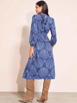 - Midi-jurk met opstaande kraag en lange mouwen en strikdetail*Friends Like These Outlet