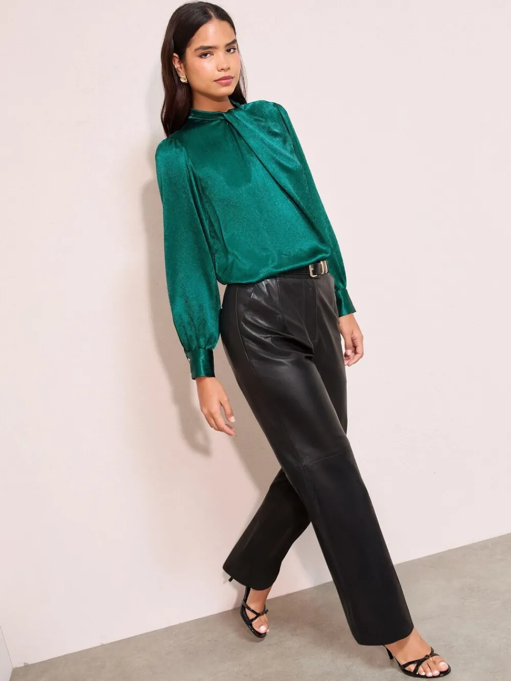 - - Gecrushte satijnen blouse met gedraaide hals en lange mouwen*Friends Like These Discount