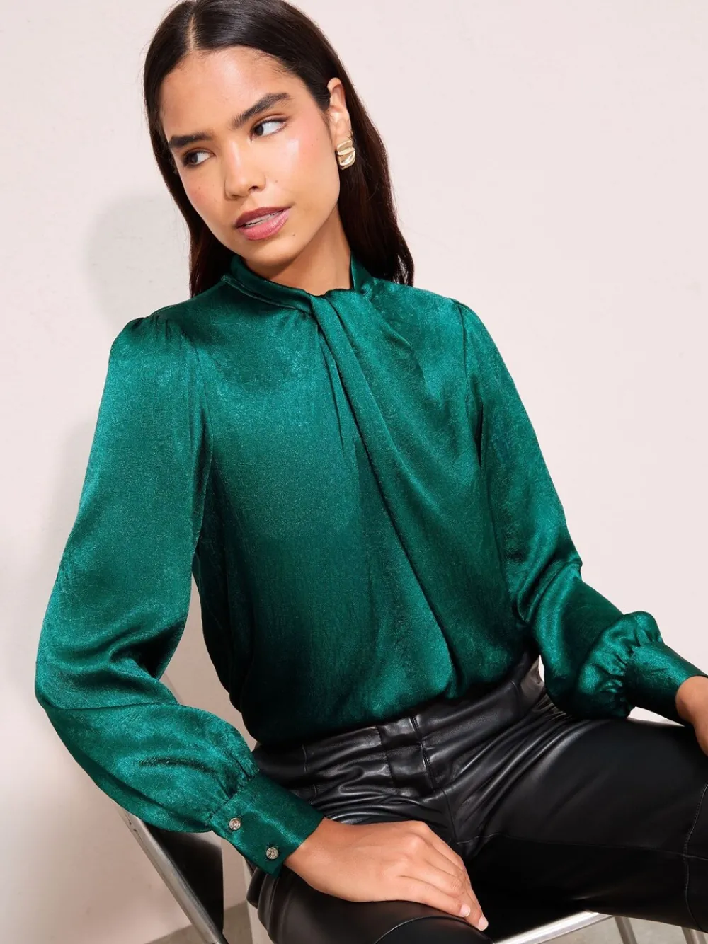 - - Gecrushte satijnen blouse met gedraaide hals en lange mouwen*Friends Like These Discount