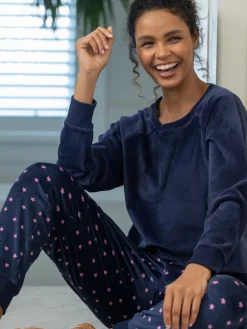 - pyjamaset van zacht fleece sweatshirt en joggingbroek*Pour Moi Outlet