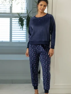 - pyjamaset van zacht fleece sweatshirt en joggingbroek*Pour Moi Outlet