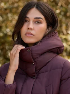 Bordeauxrood - Regenbestendige gewatteerde lange jas met capuchon*Next Sale