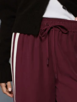 - Wijduitlopende broek met streep langs de zijkanten*Next Clearance