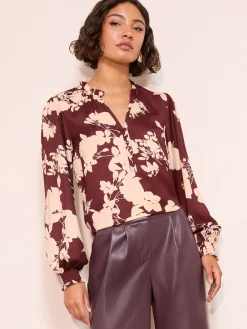 - blouse met V-hals, knopen en lange mouwen*Friends Like These