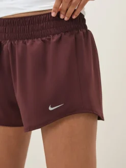 Bourgondië crush - One Dri-FIT 3 inch short met halfhoge taille en geïntegreerde slip*Nike Sale
