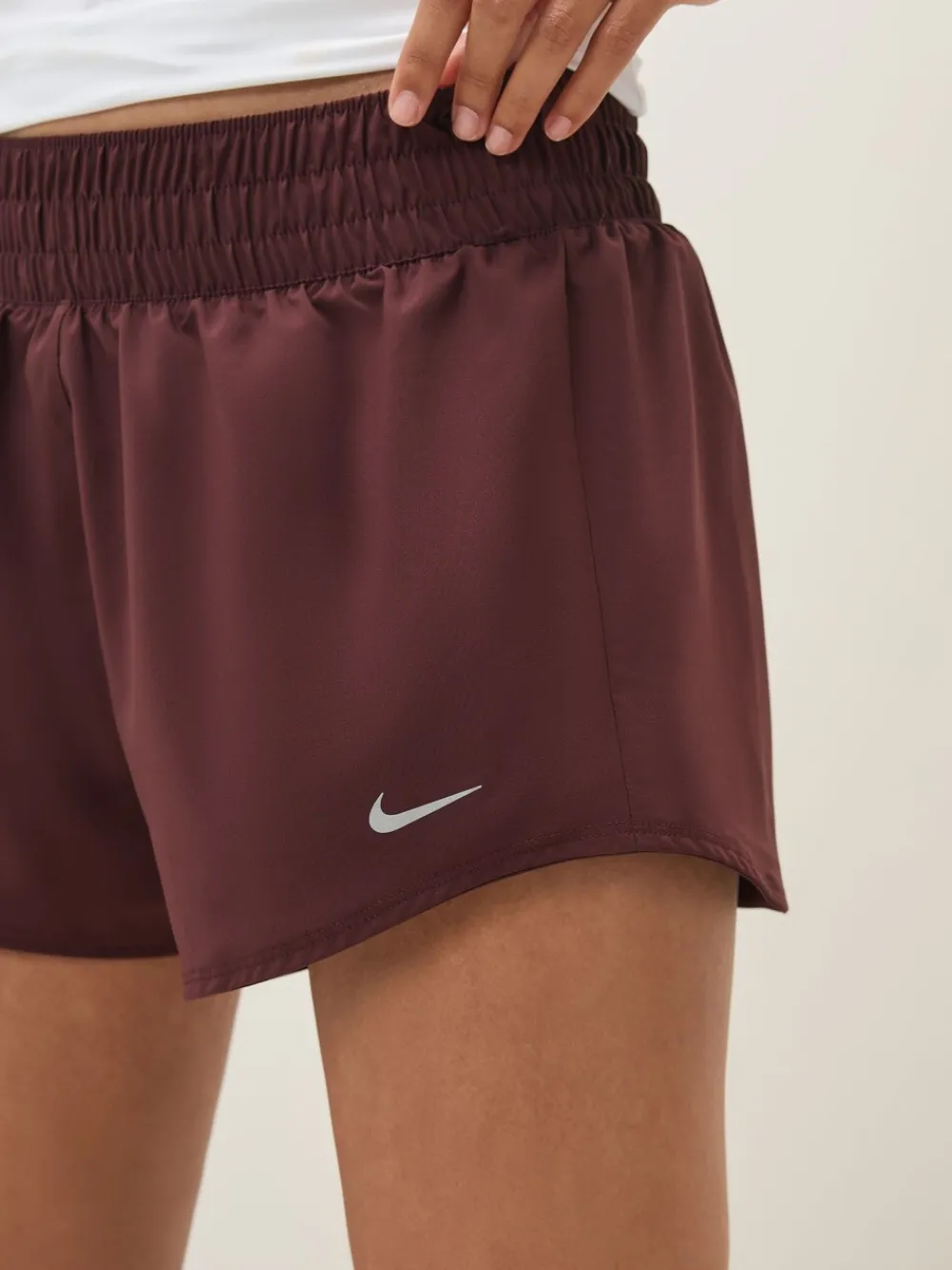 Bourgondië crush - One Dri-FIT 3 inch short met halfhoge taille en geïntegreerde slip*Nike Sale