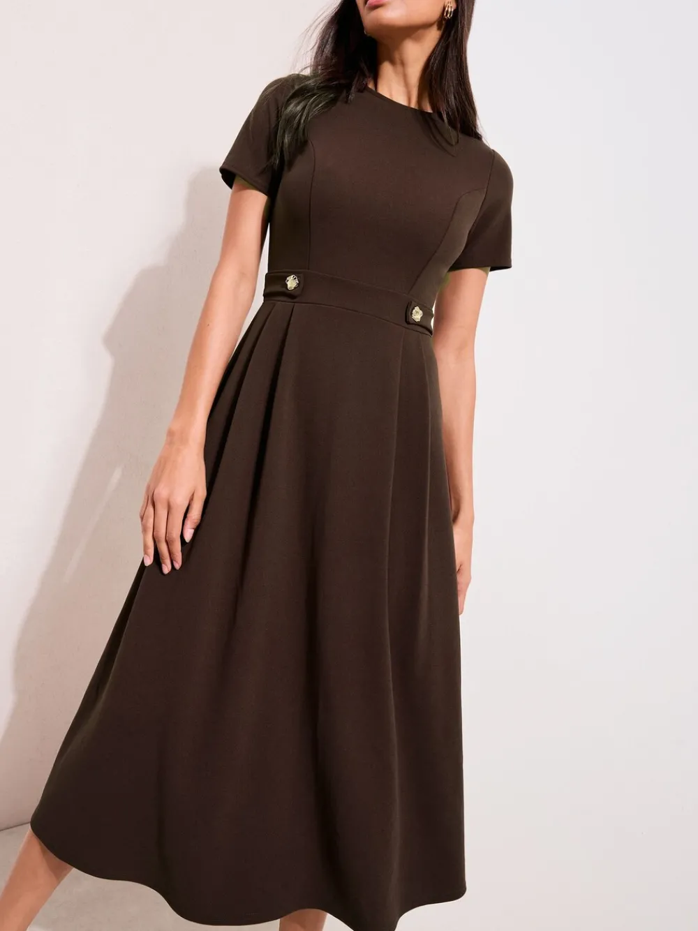 Bruin - Getailleerde midi-jurk met tabdetail en korte mouwen*Friends Like These Online