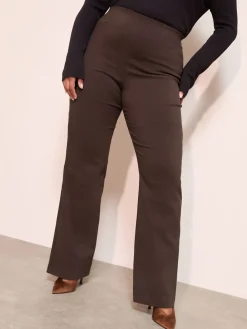 - - Vormgevende uitlopende stretchbroek*Friends Like These New