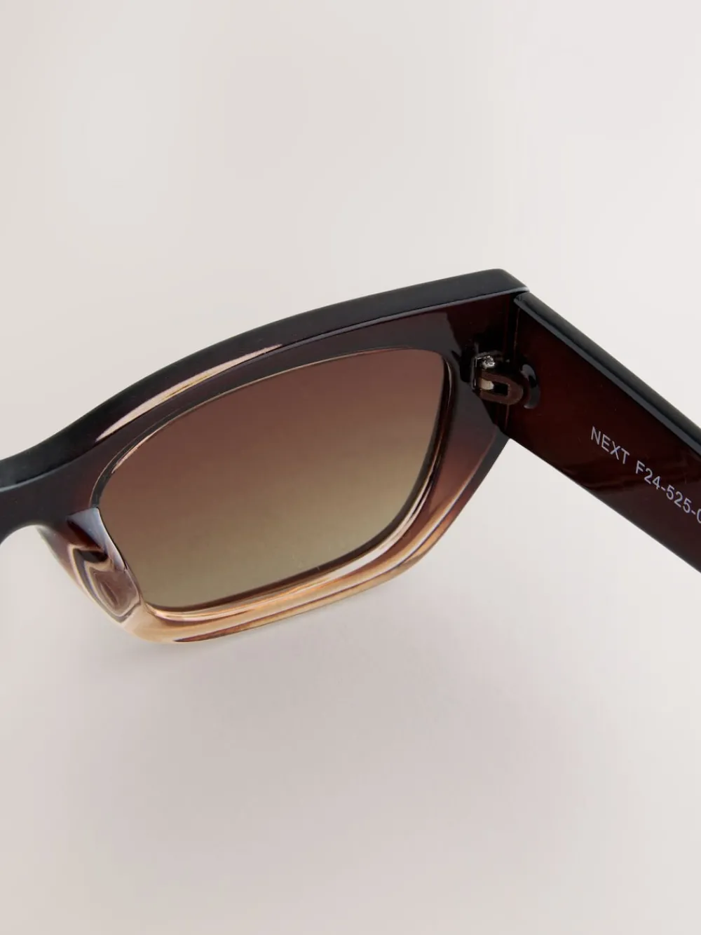 - Vierkante zonnebril*Next