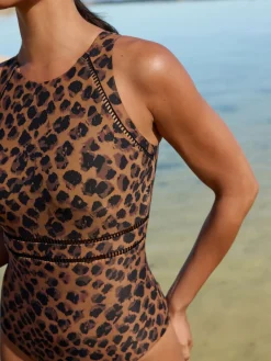 - Hoogsluitend ondersteunend badpak met buikcorrigerend effect*Next Hot