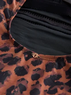 - Hoogsluitend ondersteunend badpak met buikcorrigerend effect*Next Hot