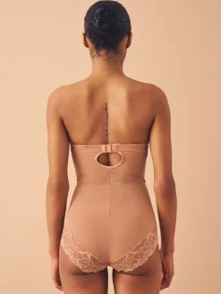 - Kanten body met cups en sterke buikcorrectie*Next Sale