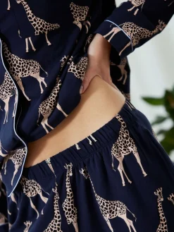 - - Lange pyjamaset met giraffenprint en knopen*Chelsea Peers