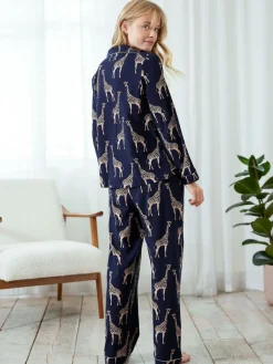- - Lange pyjamaset met giraffenprint en knopen*Chelsea Peers