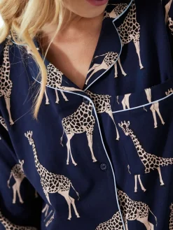 - - Lange pyjamaset met giraffenprint en knopen*Chelsea Peers