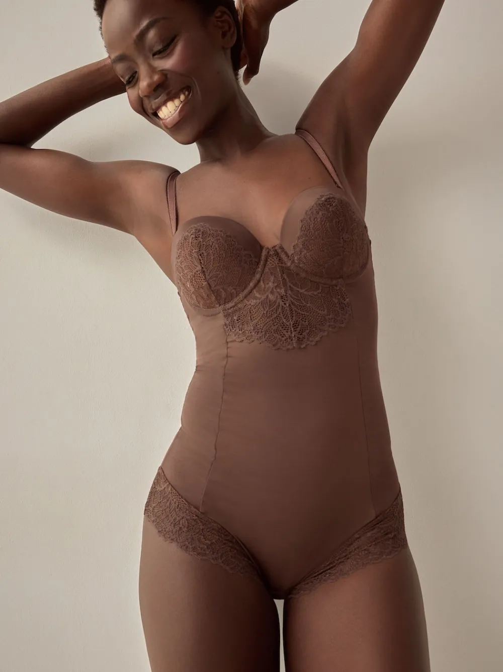 - Kanten body met cups en sterke buikcorrectie*Next Hot