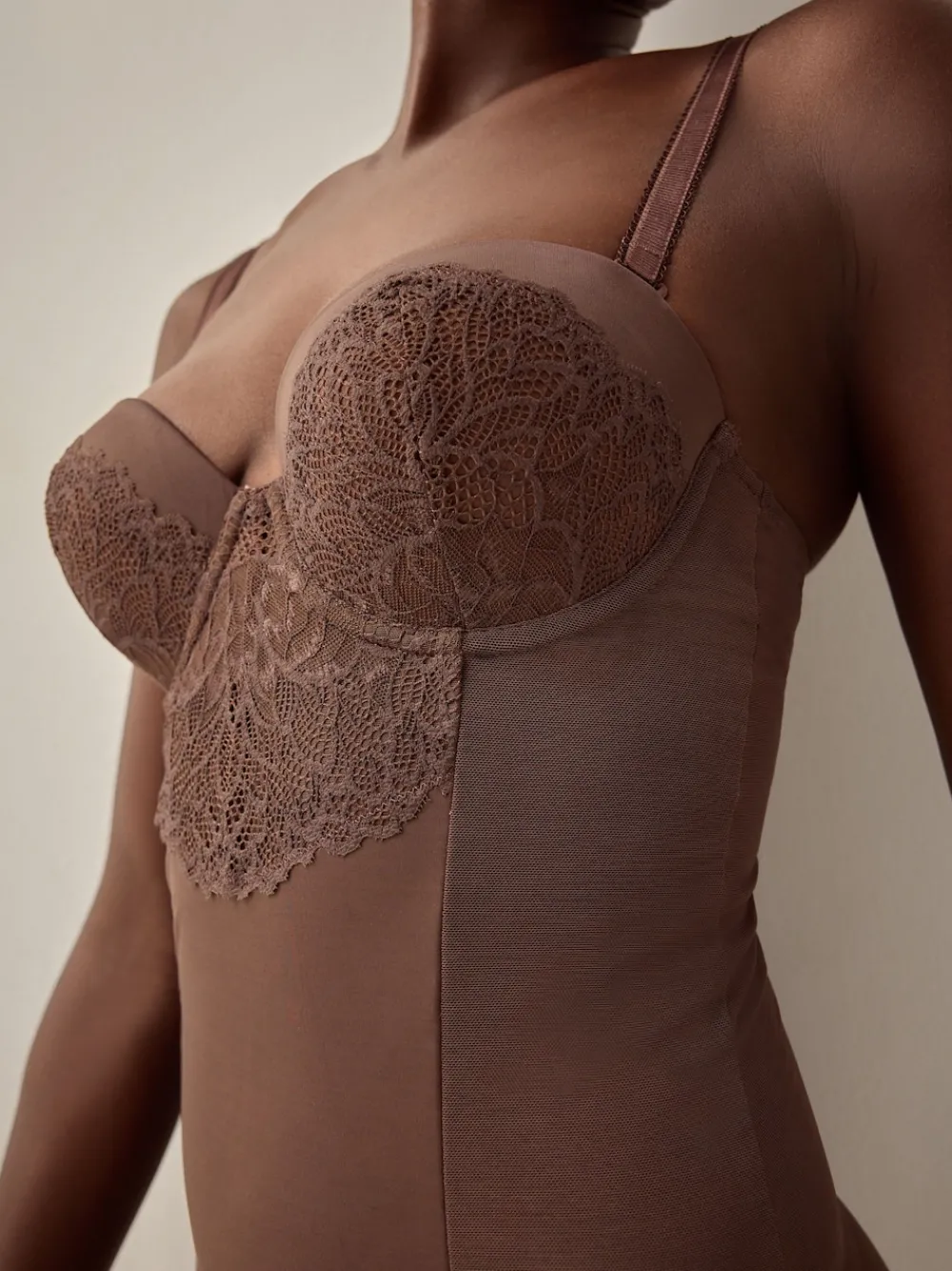 - Kanten body met cups en sterke buikcorrectie*Next Hot