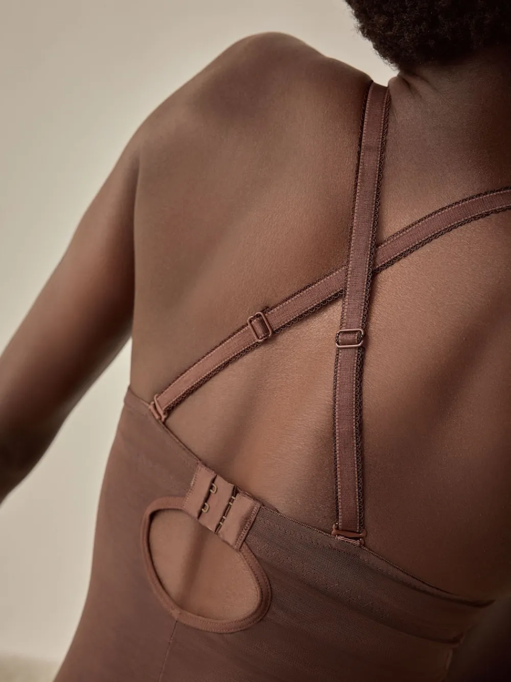 - Kanten body met cups en sterke buikcorrectie*Next Hot