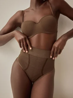 - Vormgevende naadloze slip voor gladdere dijen met stevige buikcorrectie*Next Online