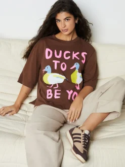 Chocoladebruin - Duck Graphic Short Sleeve Crew Neck T-Shirt*Next Sale
