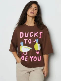 Chocoladebruin - Duck Graphic Short Sleeve Crew Neck T-Shirt*Next Sale