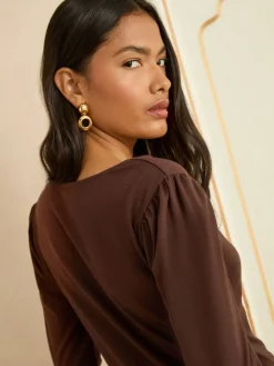 Chocoladebruin - - Jersey top met lange mouwen en geschulpte V-hals*Love & Roses New