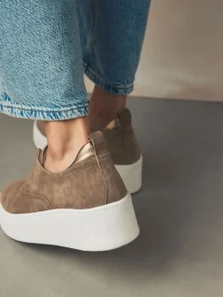 Chocoladebruin - Signature leren sneakers met dikke plateauzolen en sleehak*Next Hot