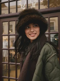 - Vissershoedje van imitatiebont*Next Sale