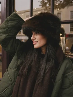 - Vissershoedje van imitatiebont*Next Sale