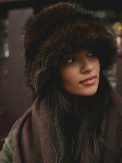 - Vissershoedje van imitatiebont*Next Sale