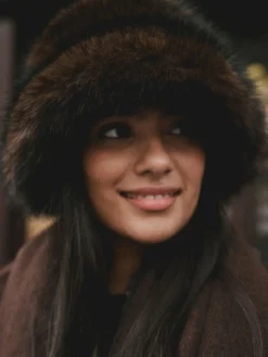 - Vissershoedje van imitatiebont*Next Sale