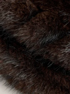 - Vissershoedje van imitatiebont*Next Sale