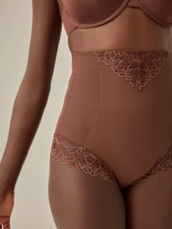 - Vormende slip met stevige buikcorrectie*Next Sale