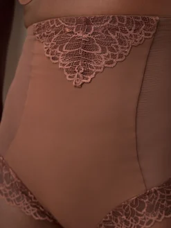 - Vormende slip met stevige buikcorrectie*Next Sale