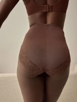 - Vormende slip met stevige buikcorrectie*Next Best