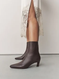 - Forever Comfort® enkellaarsjes met hak en spitse neus*Next Clearance