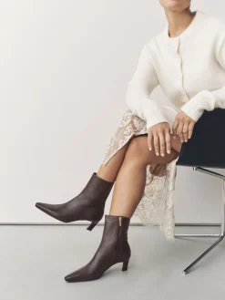 - Forever Comfort® enkellaarsjes met hak en spitse neus*Next Clearance