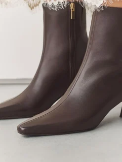 - Forever Comfort® enkellaarsjes met hak en spitse neus*Next Clearance