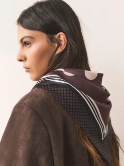 Chocoladebruin met stippen - Vierkante satijnen sjaal*Next Sale