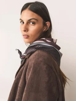 Chocoladebruin met stippen - Vierkante satijnen sjaal*Next Sale