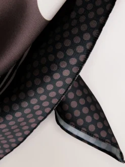 Chocoladebruin met stippen - Vierkante satijnen sjaal*Next Sale