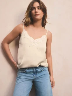 Crème - Camitop met kant en smalle bandjes*Next Best