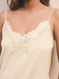 Crème - Camitop met kant en smalle bandjes*Next Best