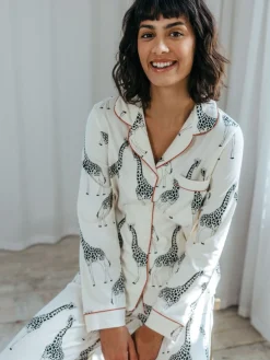 - - Lange pyjamaset met giraffenprint en knopen*Chelsea Peers Sale