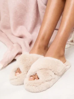 - pantoffels van imitatiebont met gekruiste banden voor nachtkleding*Lipsy Discount