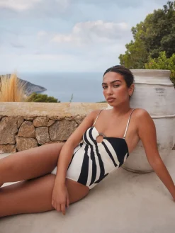 Crèmekleurig/zwart-gestreept - Hardware Tummy Control Bandeau Swimsuit*Next Sale